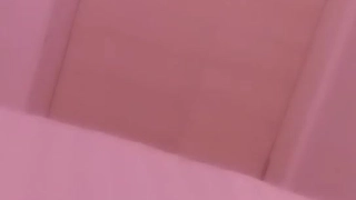 金发学生在POV视频中口交并骑着公牛姿势的阴茎