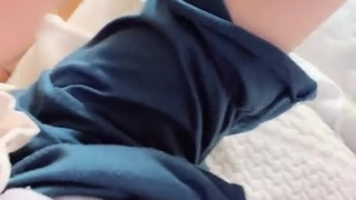 高质量美女清晰露脸，穿着黑丝坐鸡巴，淫叫爸爸操死她！足交小脚真好看