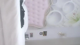 色魔攝影師酒店約粉嫩的美女模特私拍～各種套路鹹豬手…