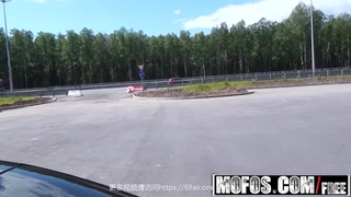 颜值妹子和男友做爱全过程，深喉口交，手指玩弄蝴蝶穴花式操逼，舌头舔逼