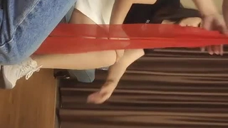 与年轻夫妇和学生的粗暴三人行