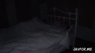 胸部丰满的金发学生在宿舍房间里从她的情人那里得到了内射